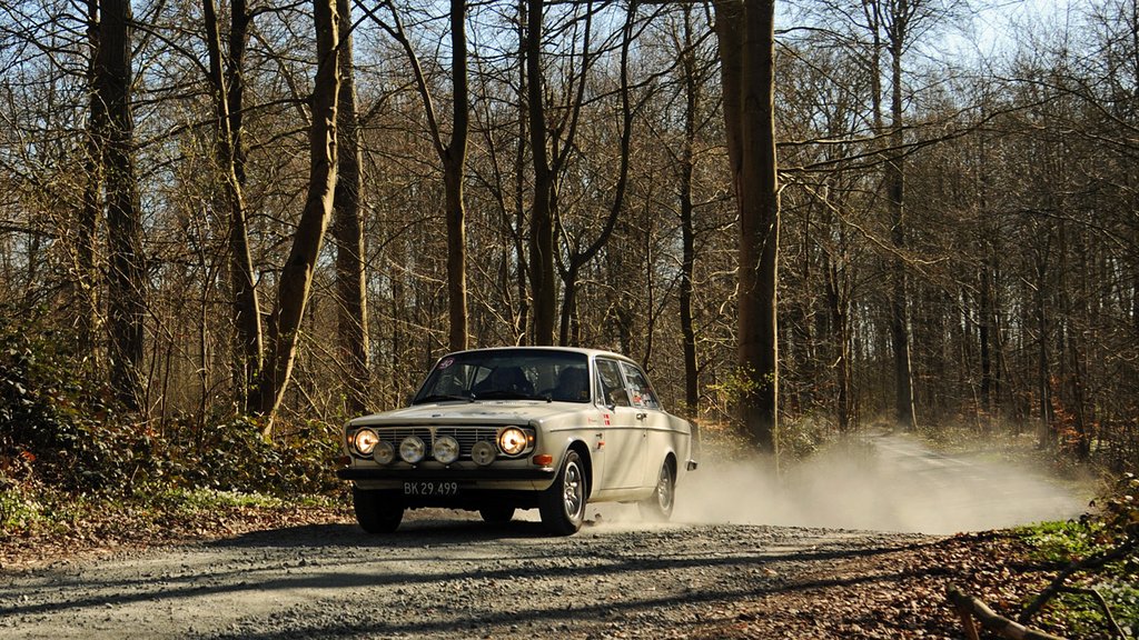 Expert klassen blev vundet af det meget erfarne ægtepar, Henning– og Else Friborg fra Them, som kørte deres hvide Volvo 142S i må med blot 15,40 point.
(Foto: rallypics.dk / Viggo Johansen)